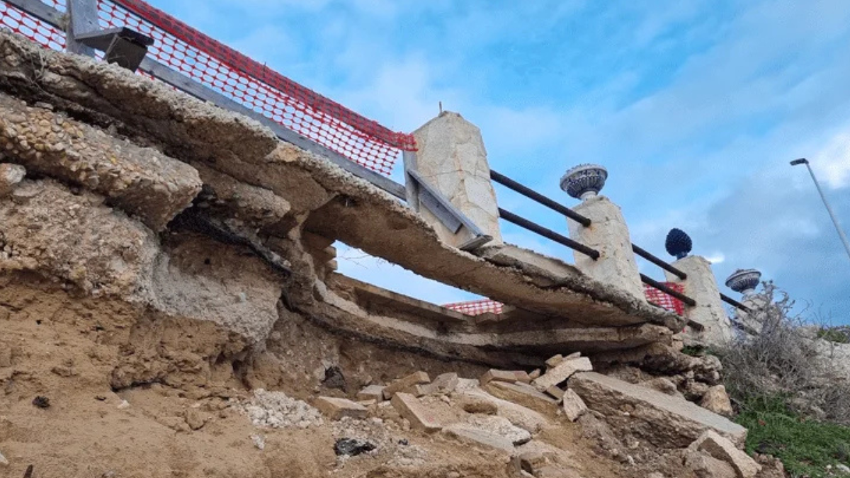Crolla la pista ciclabile, il mare ha eroso la roccia: panico in Italia