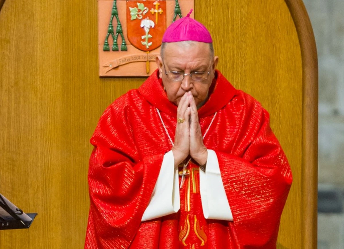 Un sacerdote in preghiera in una chiesa francese