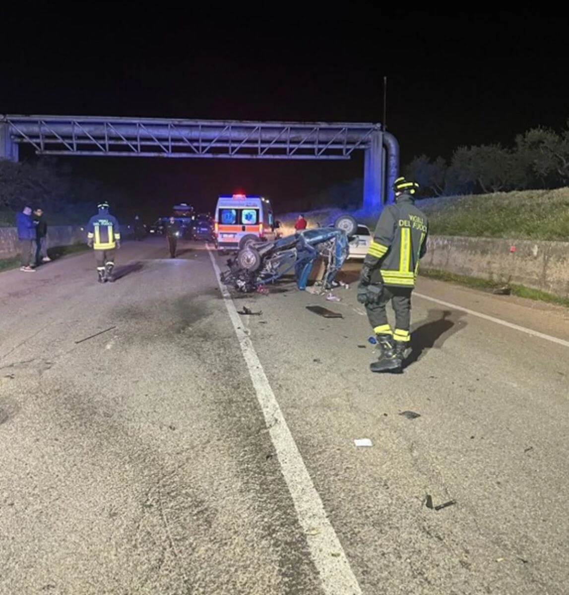 Vigili del fuoco al lavoro per estrarre i feriti