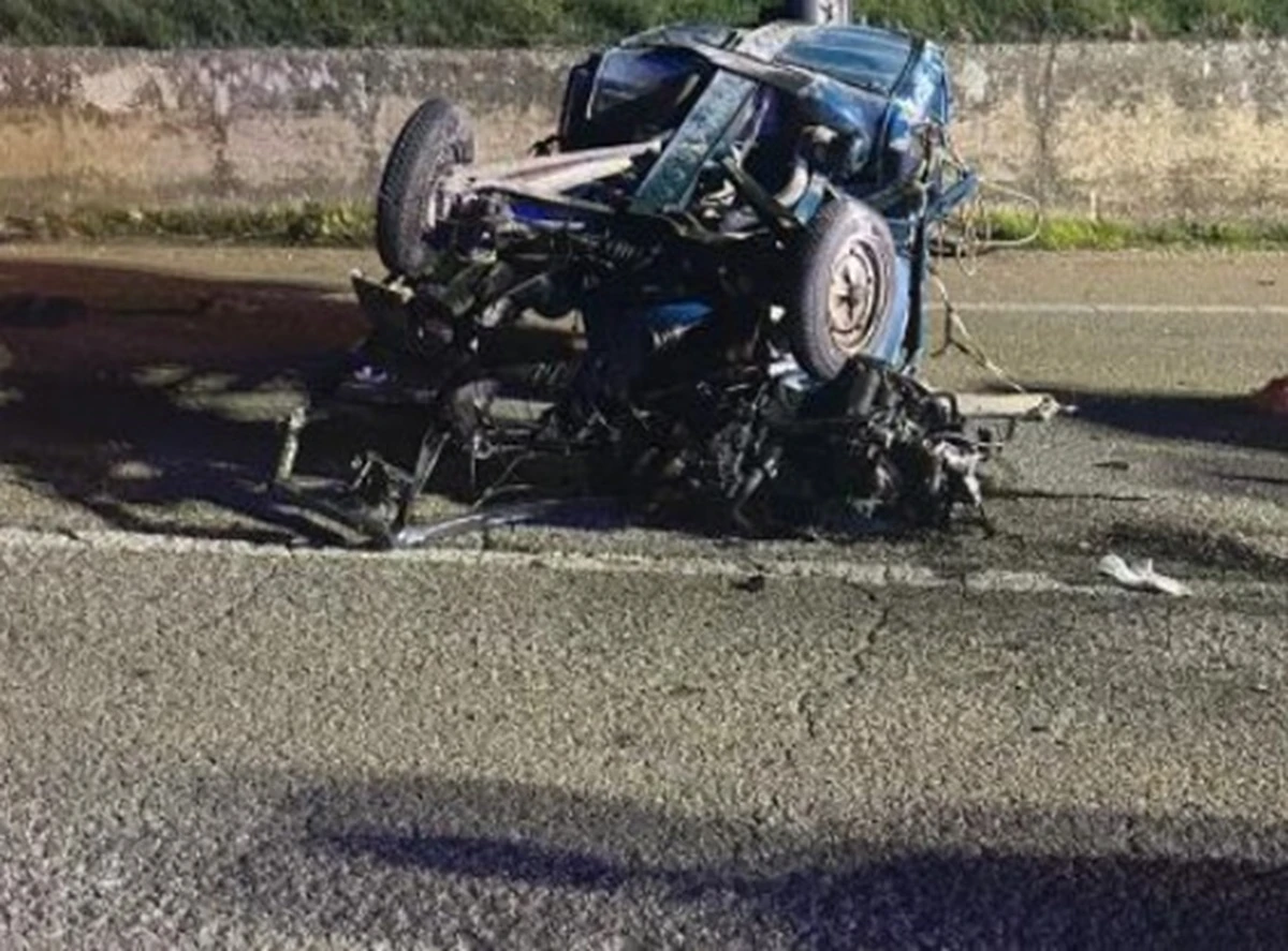 Carabinieri e soccorritori sulla Statale 16 dopo l'incidente