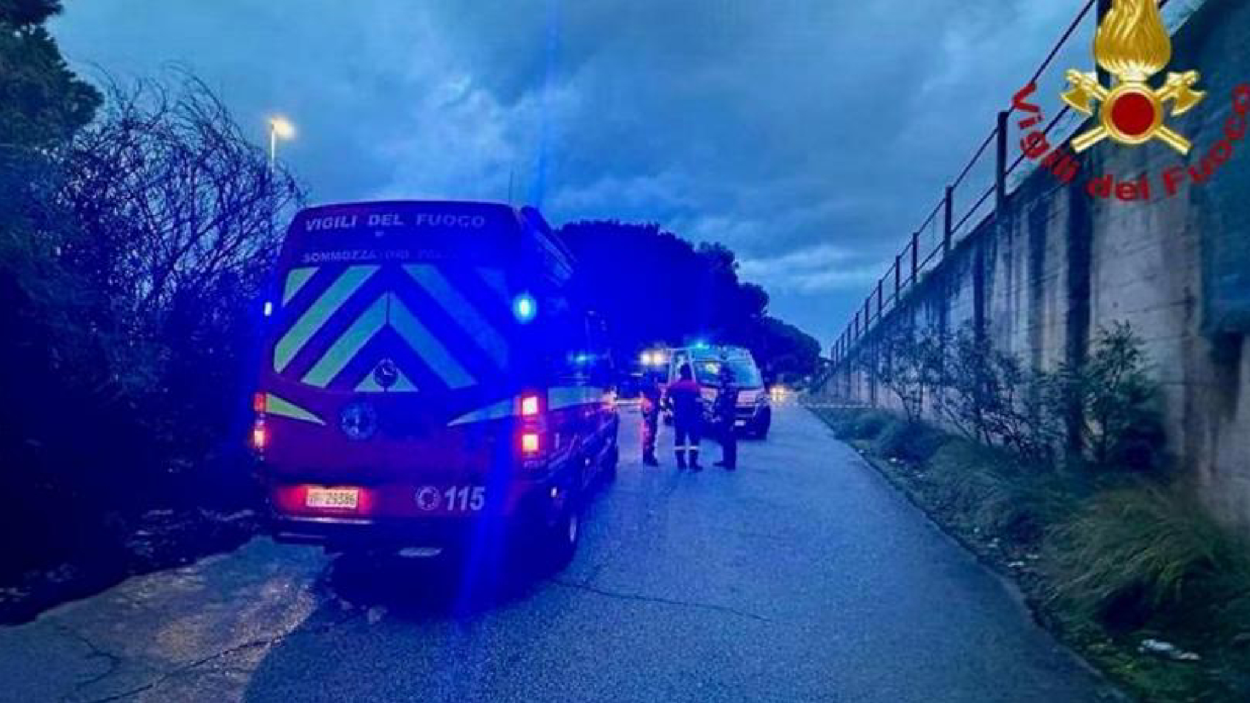 maltempo italia auto bloccate dall8217acqua correte una famiglia con un neonato da Thesocialpost.it maltempo italia auto bloccate dall8217acqua correte una famiglia con un neonato