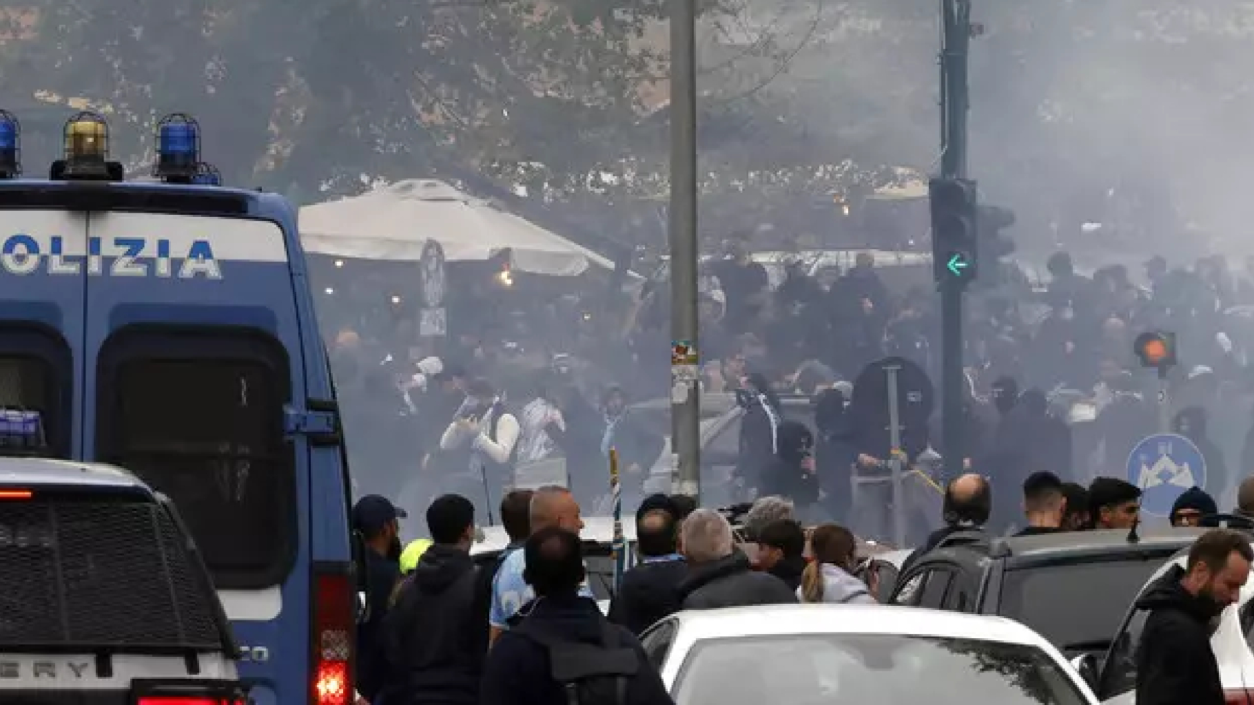 esplode la rabbia allo stadio scontri con la polizia caos