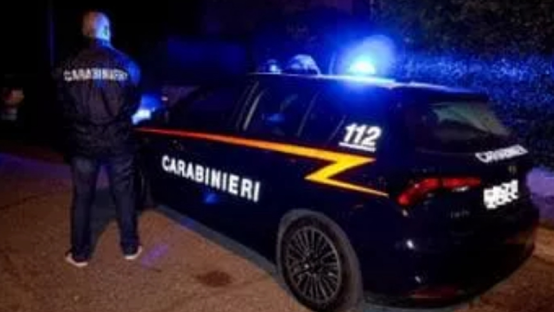Italia, donna accoltellata sotto casa: aggressore in fuga