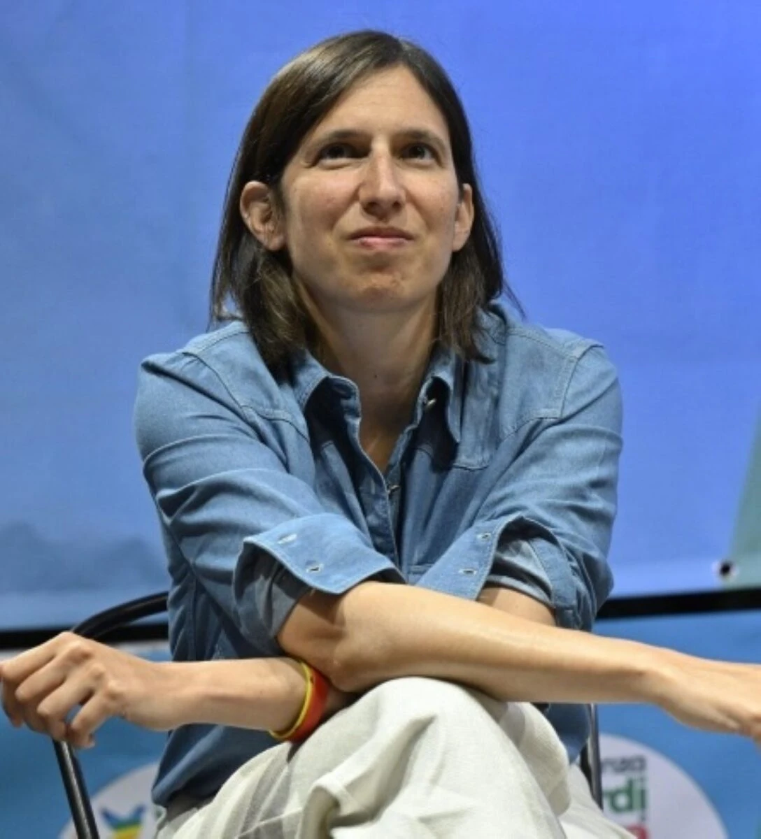 Elly Schlein durante una conferenza