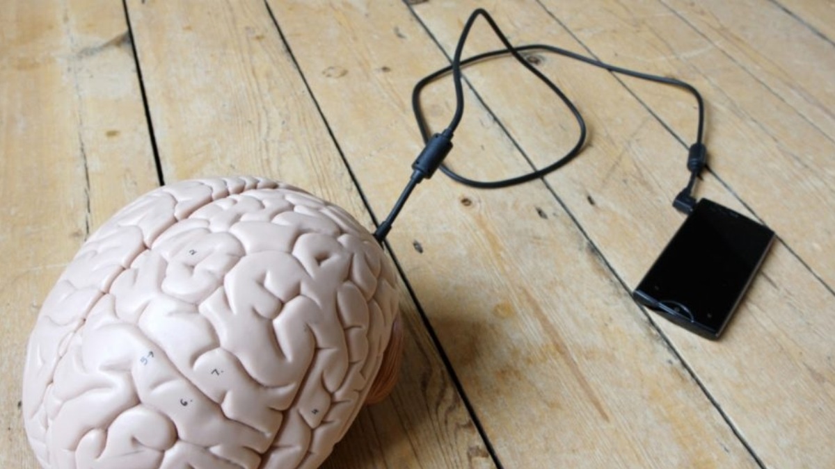 Uso del cellulare e cervello, perché controllarlo spesso è pericoloso: il numero limite