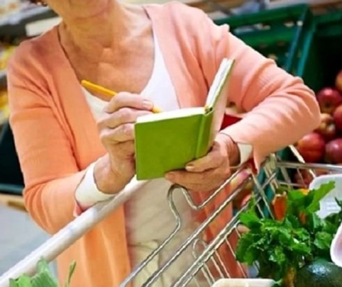 Famiglia che fa la spesa al supermercato