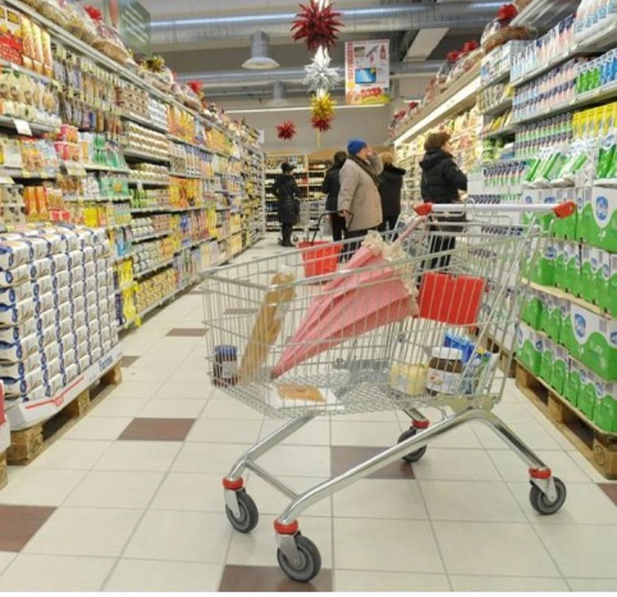 Vista di scaffali del supermercato con prodotti alimentari
