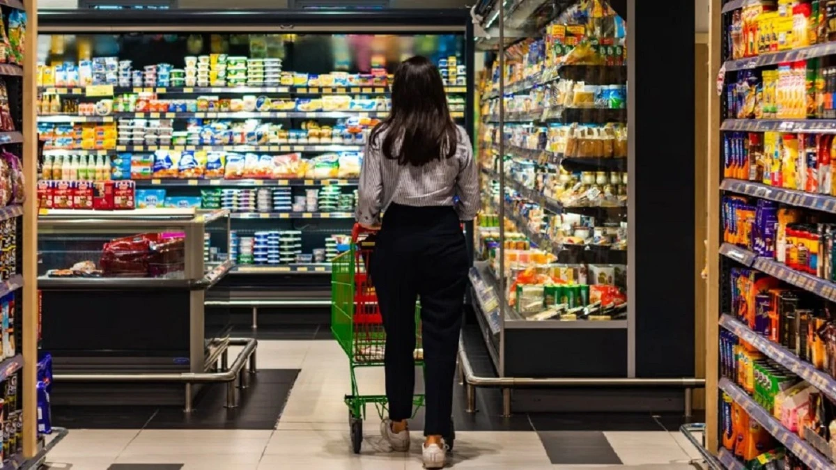 Carrello della spesa con prodotti alimentari in Italia