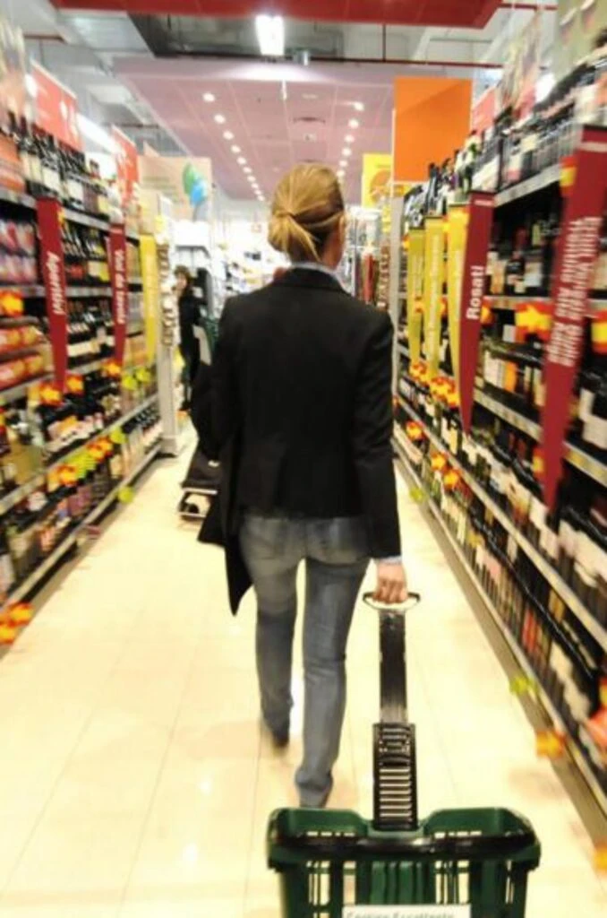 Donna che fa la spesa al supermercato