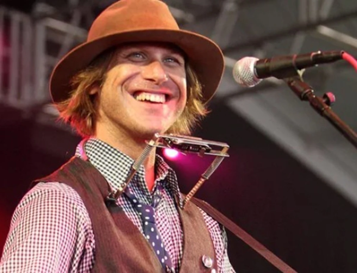 Todd Snider sul palco durante una performance