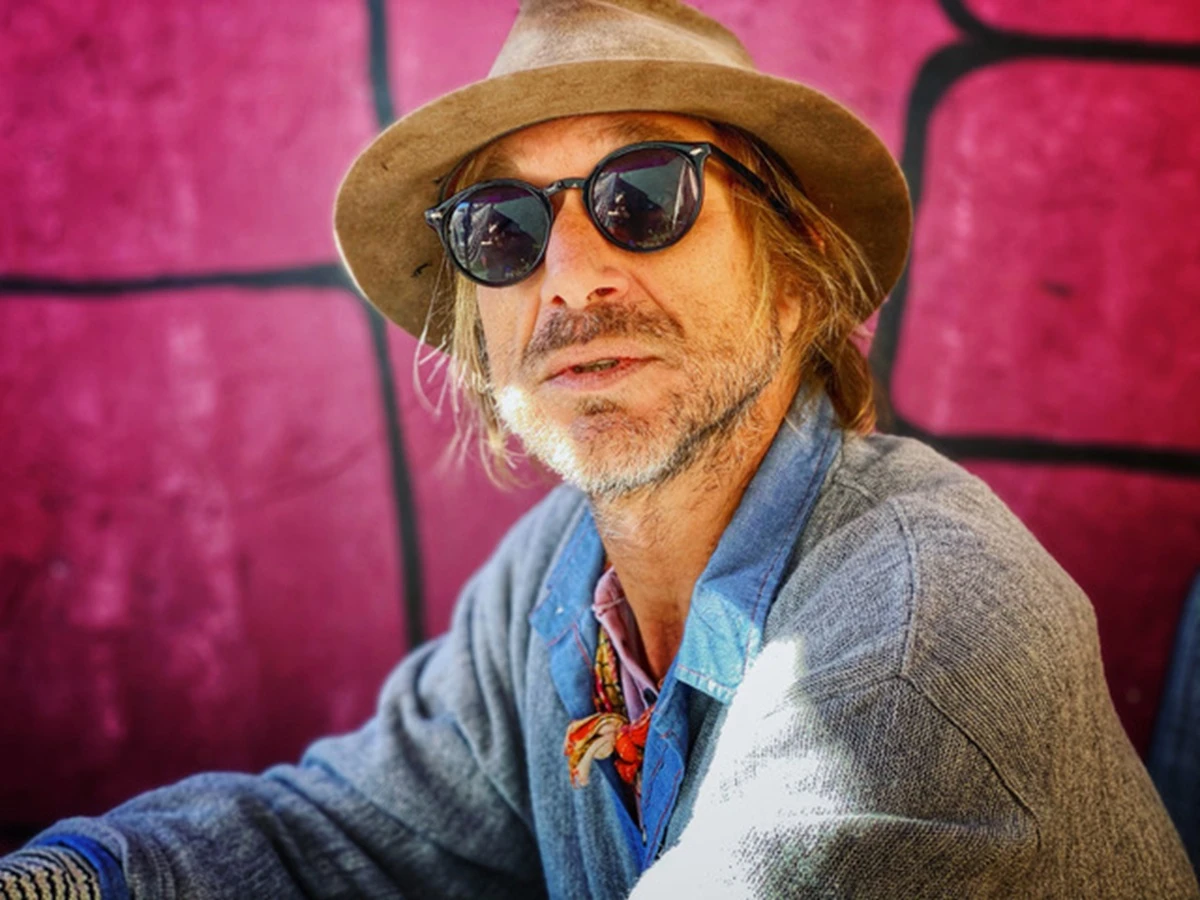 Todd Snider sorridente durante un concerto