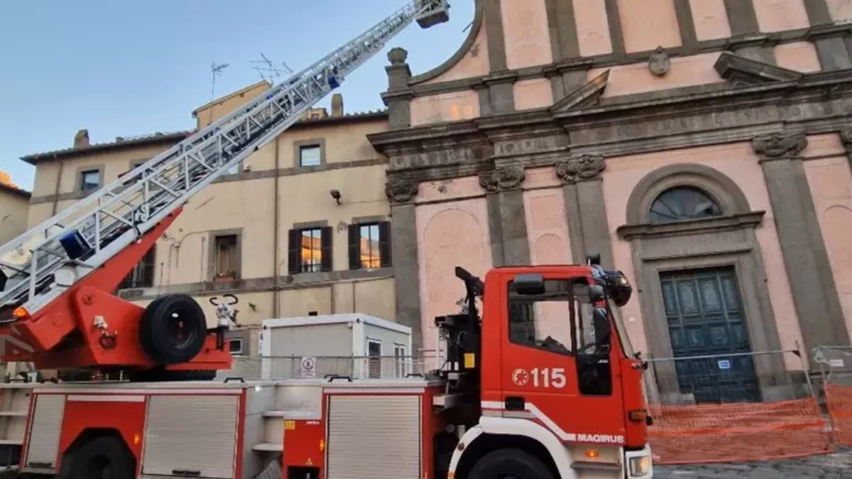 Crolla parte del tetto dell’ex tribunale in piazza: panico