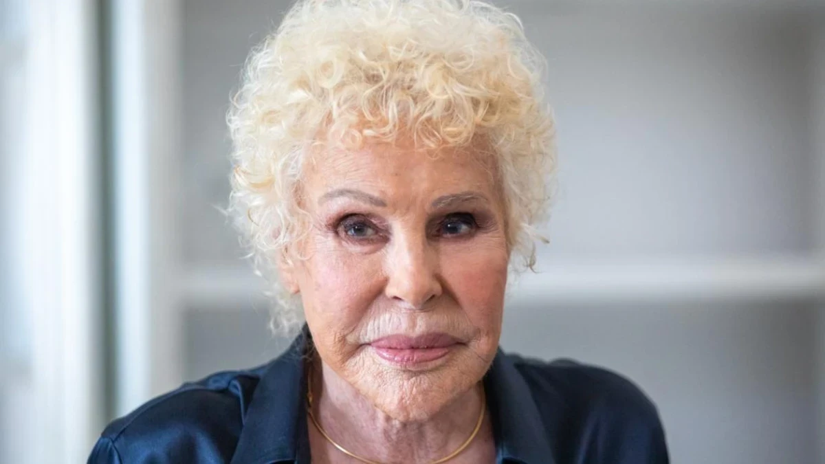 Primo piano di Ornella Vanoni, intensa e autentica, simbolo di coraggio e verità