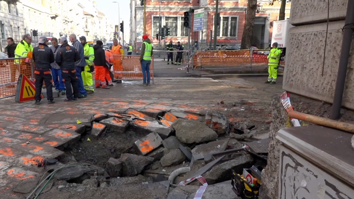 si apre voragine in centro citt224 panico in italia