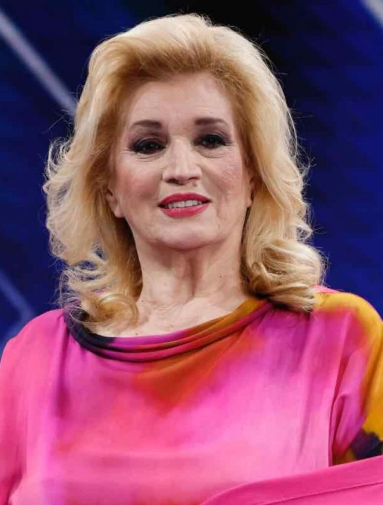 Iva Zanicchi sorridente in primo piano