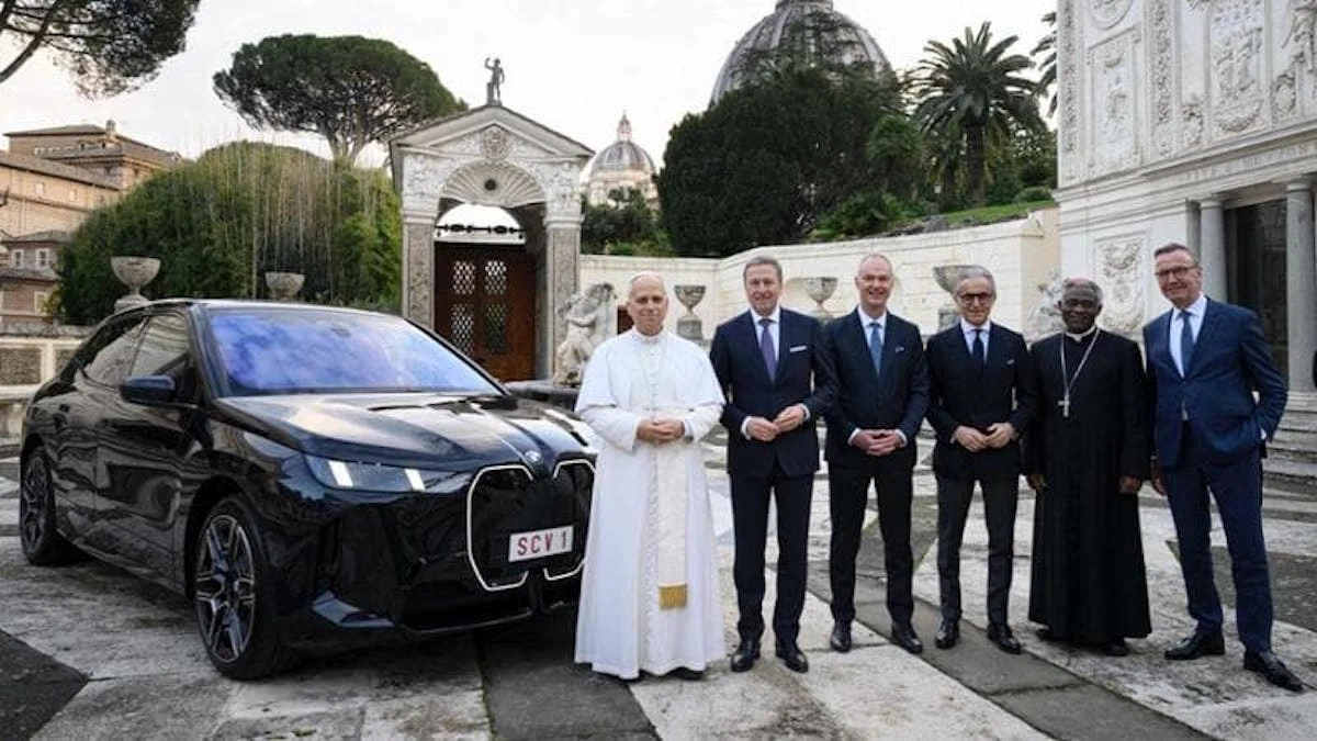 Dettaglio della BMW iX xDrive60 configurata per Papa Leone XIV