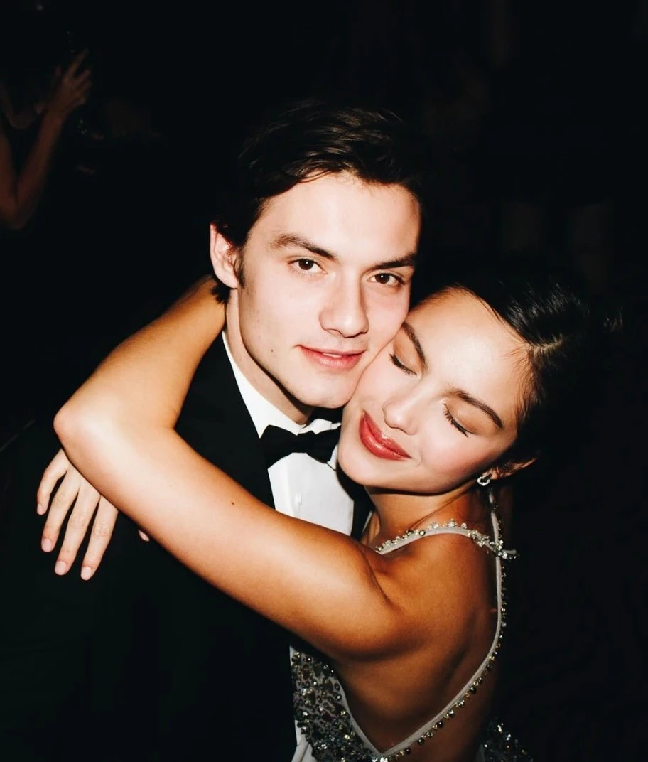 Olivia Rodrigo e Louis Partridge fotografati insieme in un momento di complicità
