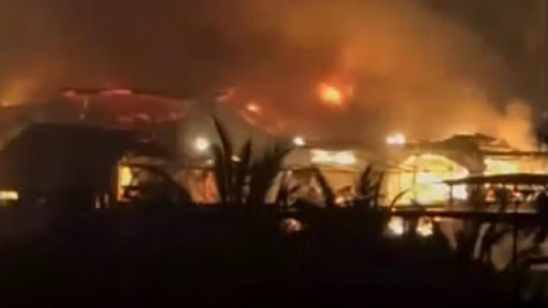 Incendio nella discoteca, è strage: decine di vittime Incendio nella discoteca, è strage: decine di vittime