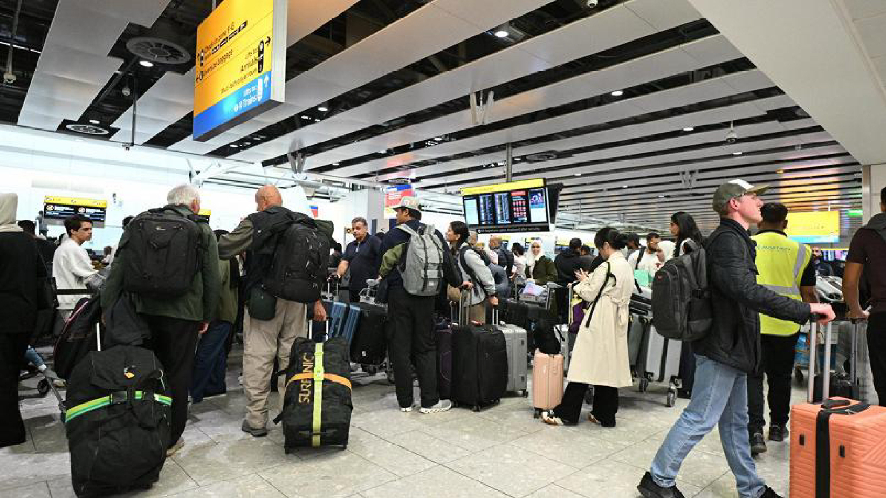 Uomo arrestato a Heathrow, caos al Terminal 3: sospesi i collegamenti e traffico in tilt