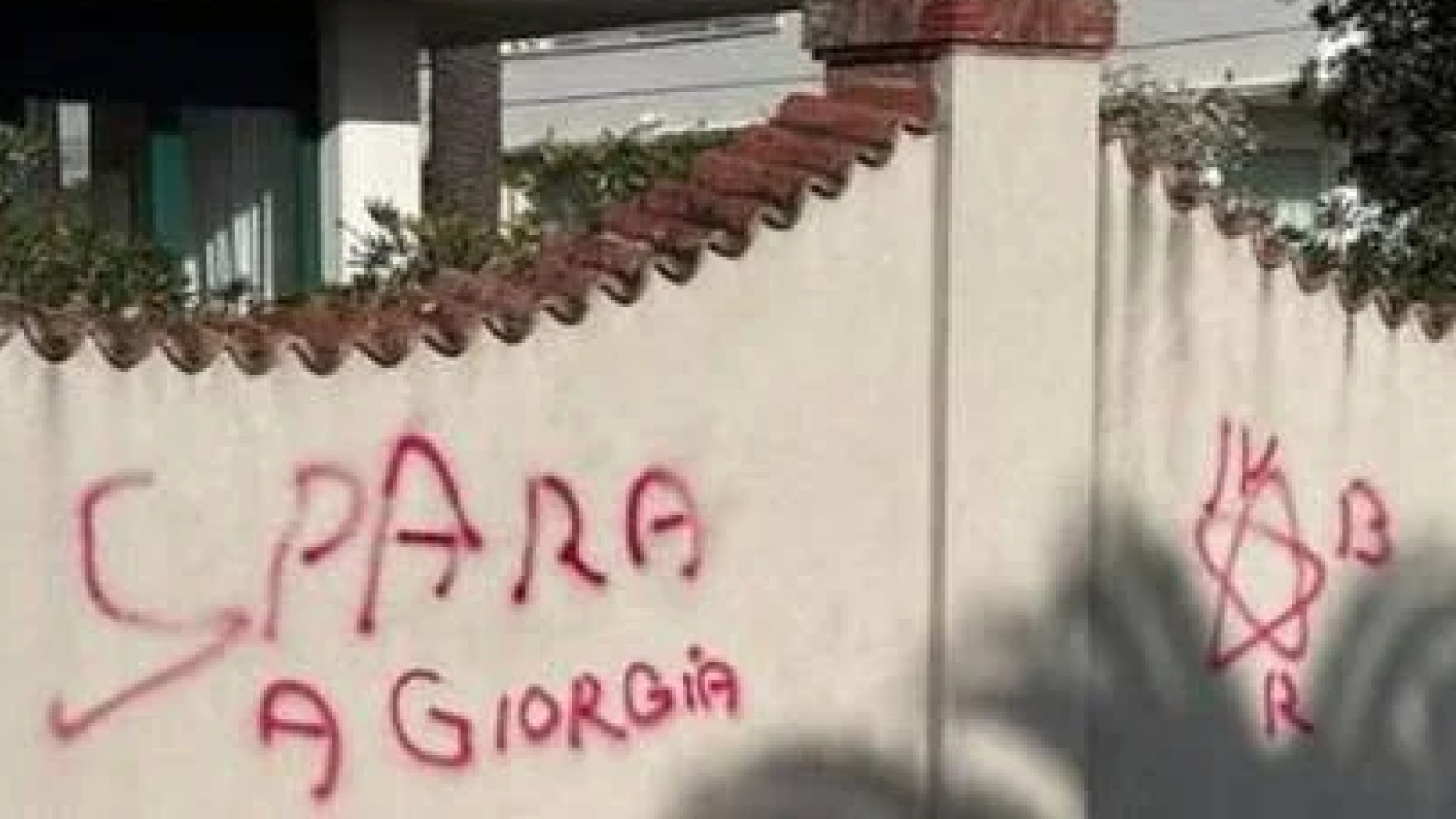 Minaccia a Meloni, la scritta sul muro e l’allarme di Donzelli: “Segnali che non possiamo ignorare” Minaccia a Meloni, la scritta sul muro e l’allarme di Donzelli: “Segnali che non possiamo ignorare”