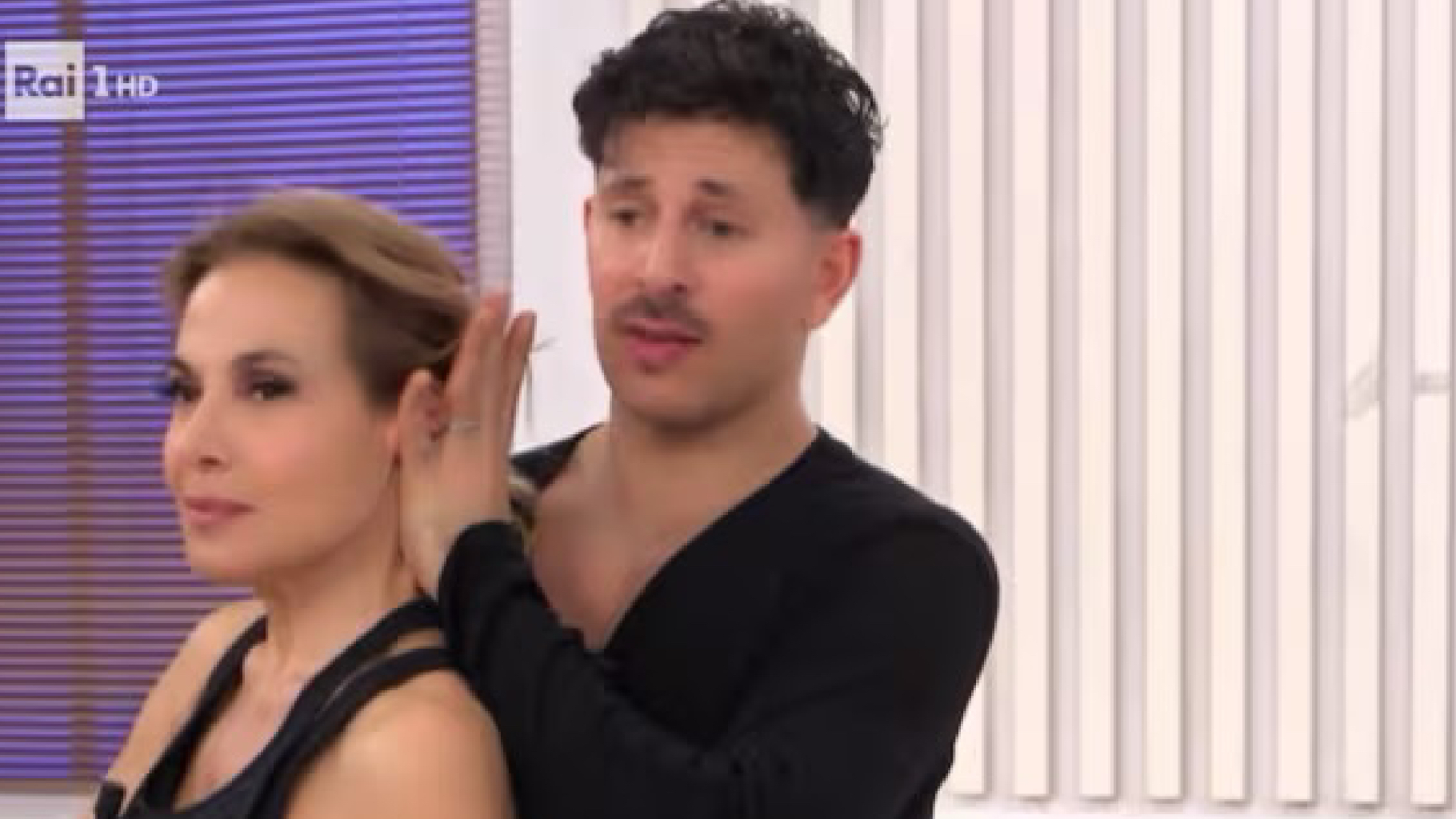 ti hanno mai sputato in faccia barbara d8217urso sbotta con pasquale la rocca succede di tutto da Thesocialpost.it ti hanno mai sputato in faccia barbara d8217urso sbotta con pasquale la rocca succede di tutto