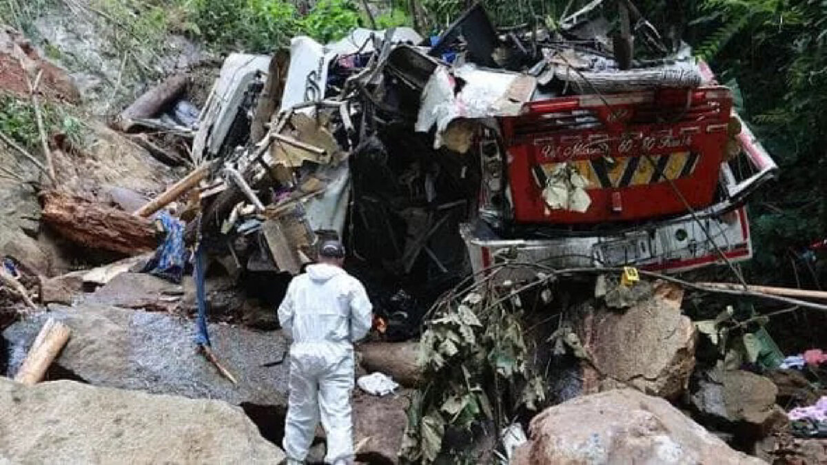 tragedia infinita autobus con studenti precipita in un dirupo almeno 17 morti da Thesocialpost.it tragedia infinita autobus con studenti precipita in un dirupo almeno 17 morti
