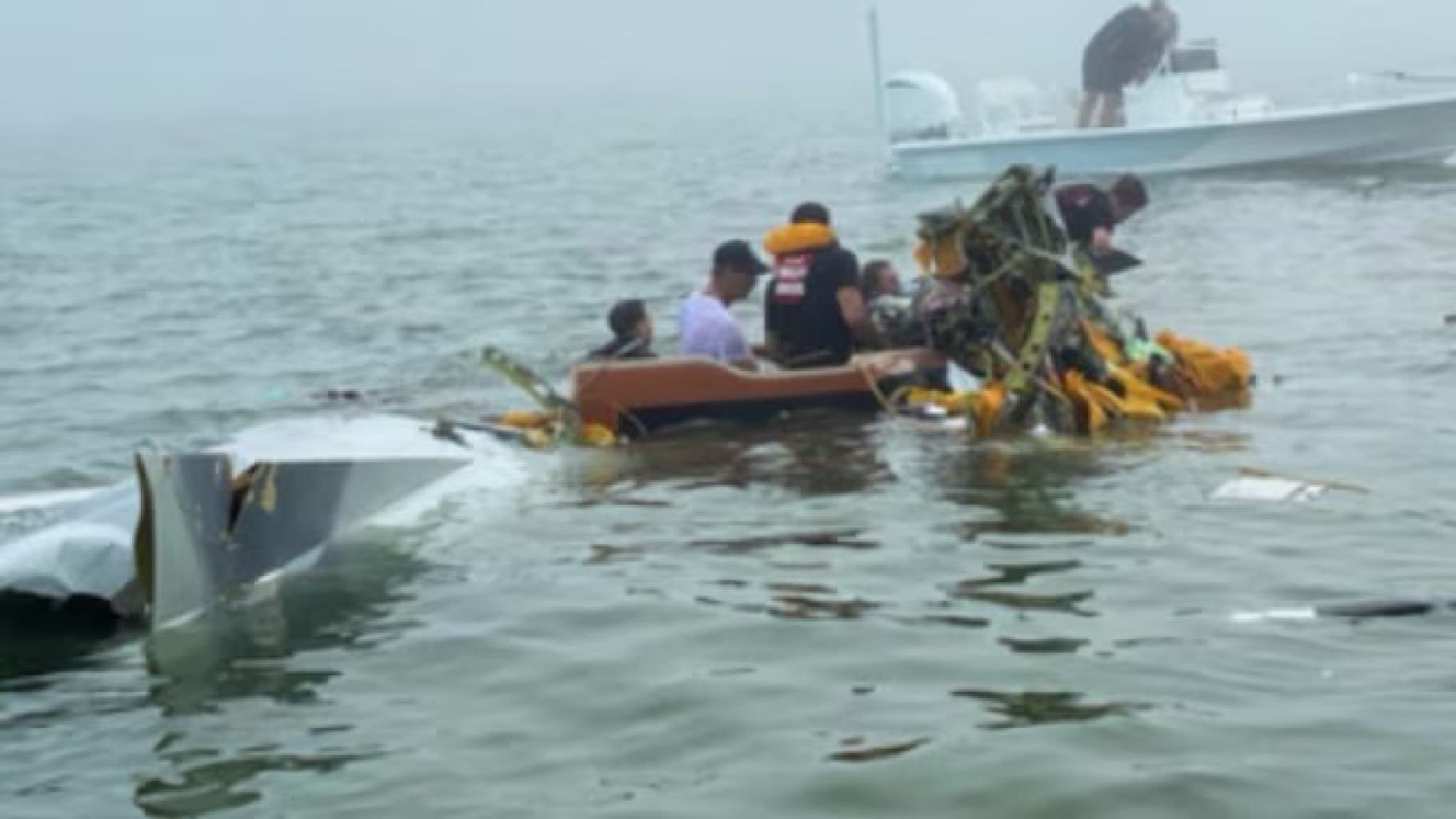 Terribile incidente, aereo si schianta in mare: è strage