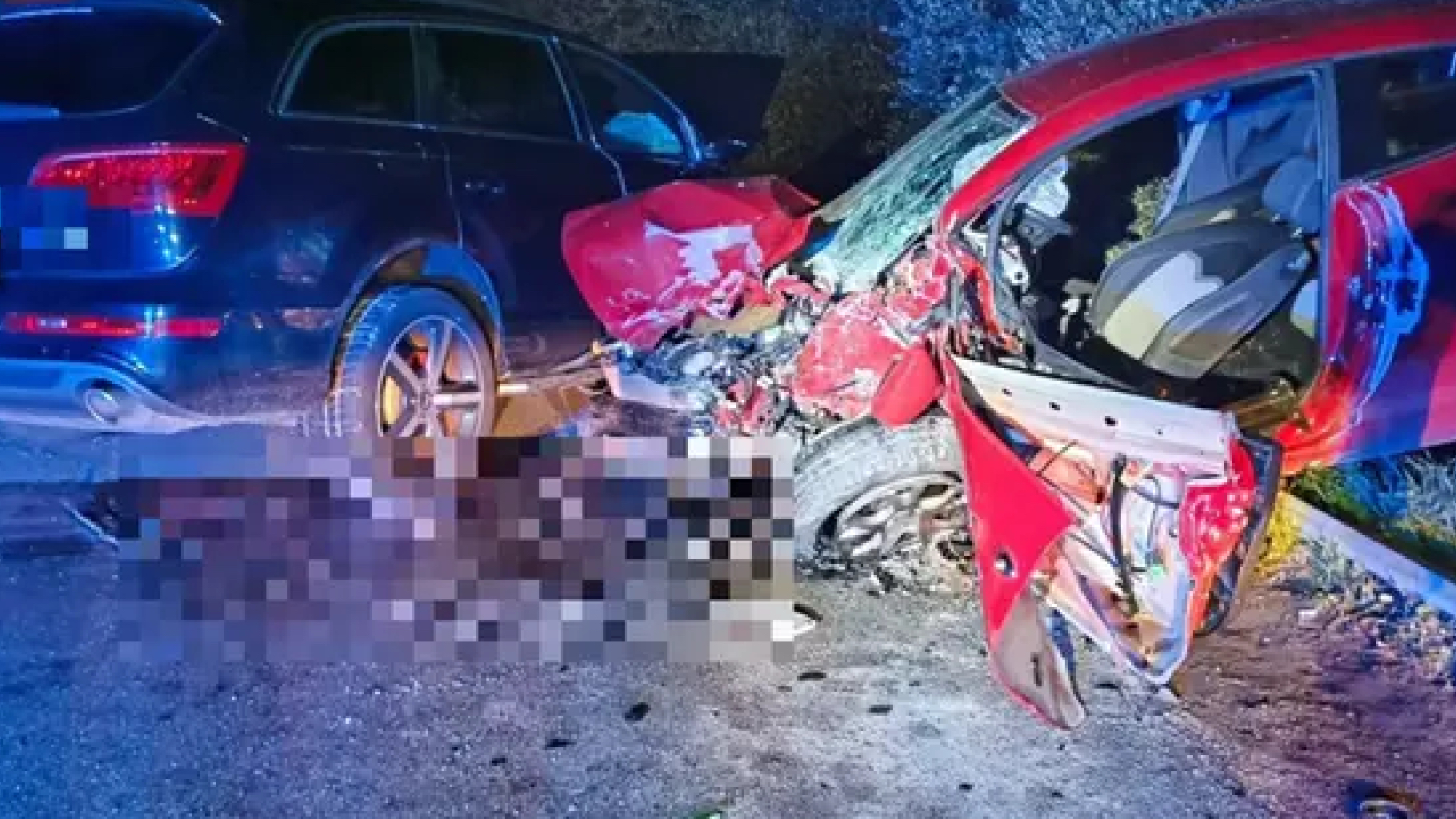 “Scontro tremendo!”. Frontale tra due auto: coinvolti tre giovani “Scontro tremendo!”. Frontale tra due auto: coinvolti tre giovani