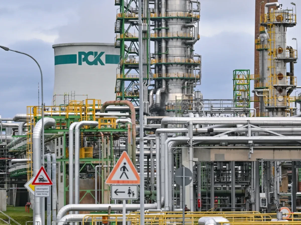 Personale di emergenza che lavora per contenere lo sversamento di petrolio