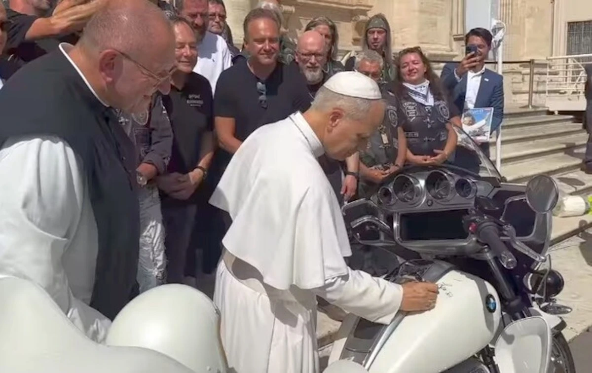 Papa Leone XIV posa con la nuova BMW iX xDrive60 elettrica