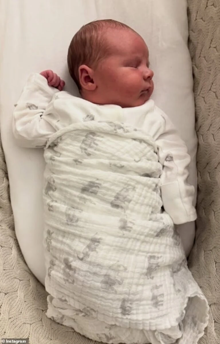 Rosie Tapner con il suo neonato in ospedale