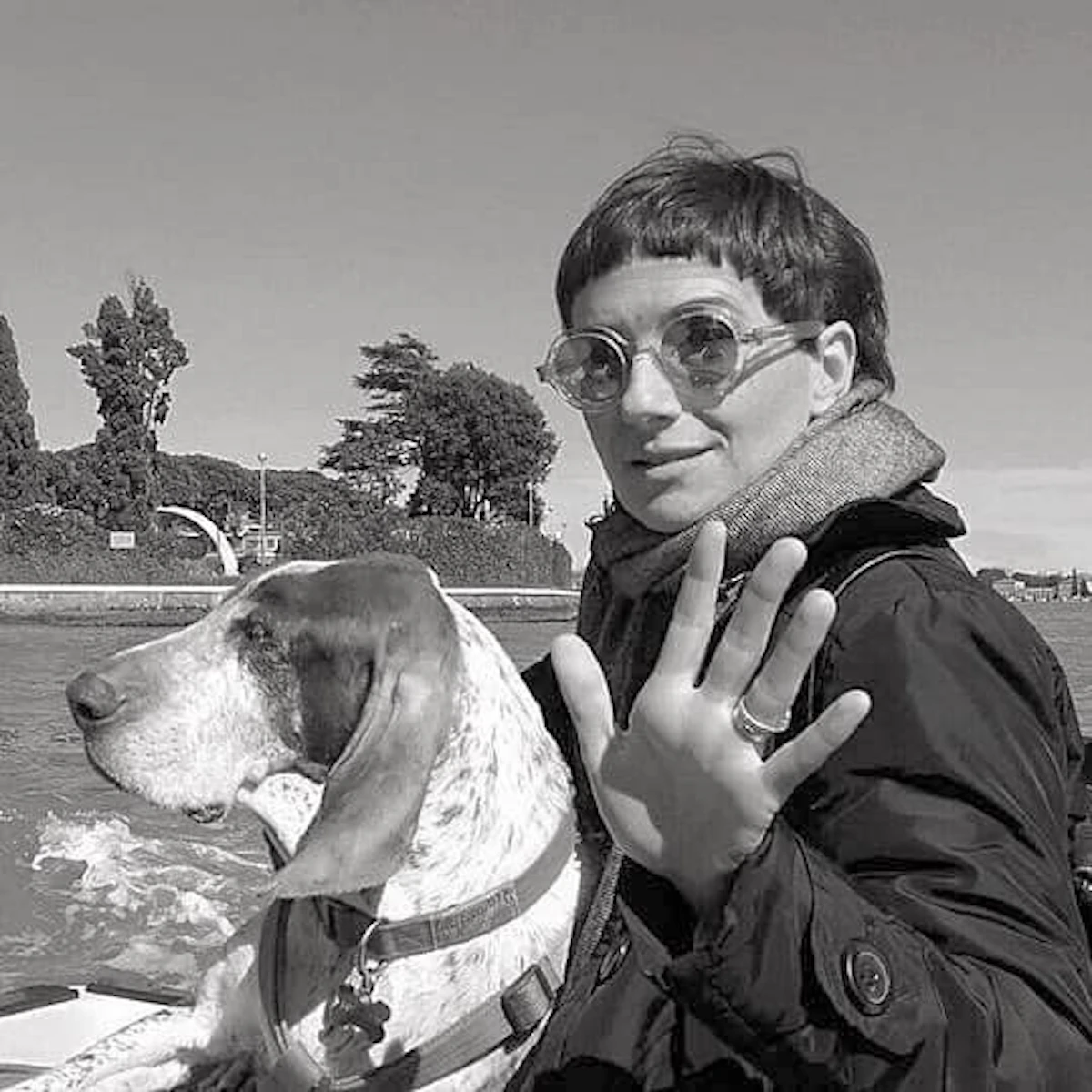 Anna Toscano, poetessa e scrittrice, ritratta in un momento di riflessione.