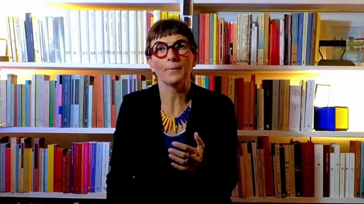 Anna Toscano immersa nella lettura, un'immagine che incarna la sua passione per le parole.