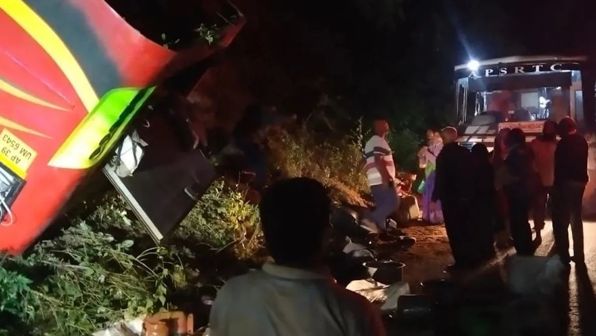 tragedia in india bus di pellegrini precipita in un burrone 9 morti e decine di feriti gravi da Thesocialpost.it tragedia in india bus di pellegrini precipita in un burrone 9 morti e decine di feriti gravi