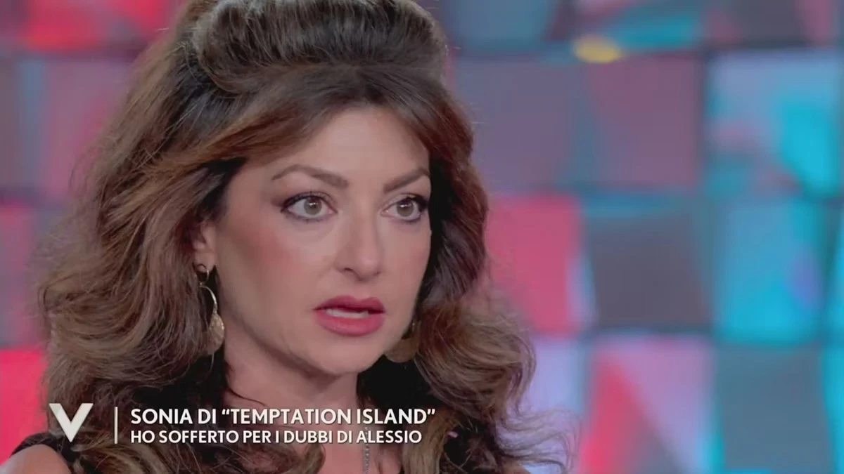 Sonia Mattalia durante il processo di trasformazione dei capelli, con l'hair stylist Jonathan Musilli.