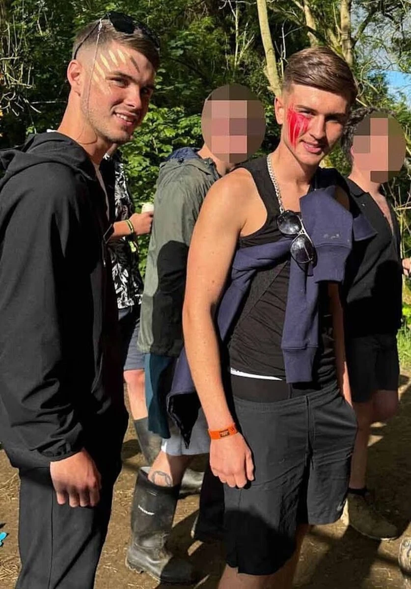 Amici e compagni di scuola portano fiori e messaggi per Jake e Jenson