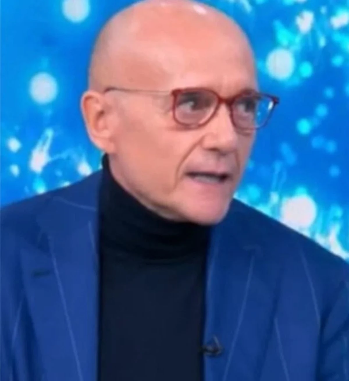 Alfonso Signorini durante una delle sue conduzioni televisive