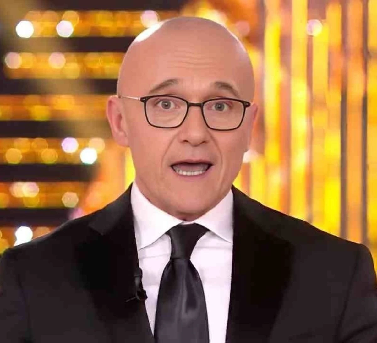 Primo piano di Alfonso Signorini, volto noto della tv al centro della polemica