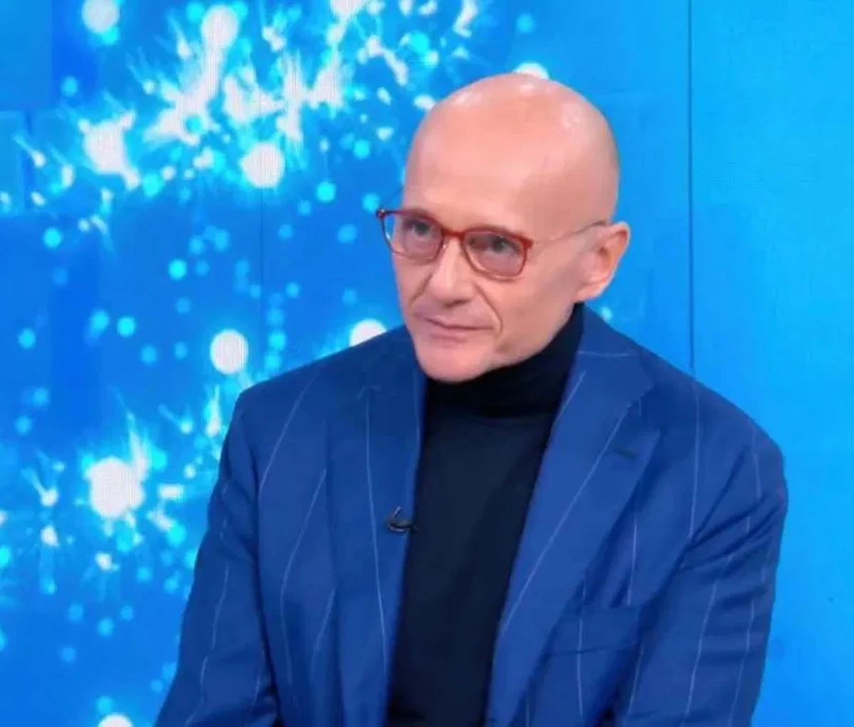Alfonso Signorini in uno scatto televisivo, al centro delle accuse mosse da Fabrizio Corona