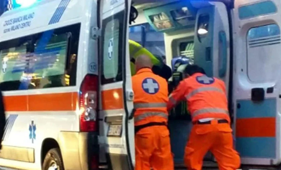 Ambulanza parcheggiata dopo grave incidente in centro a Torino