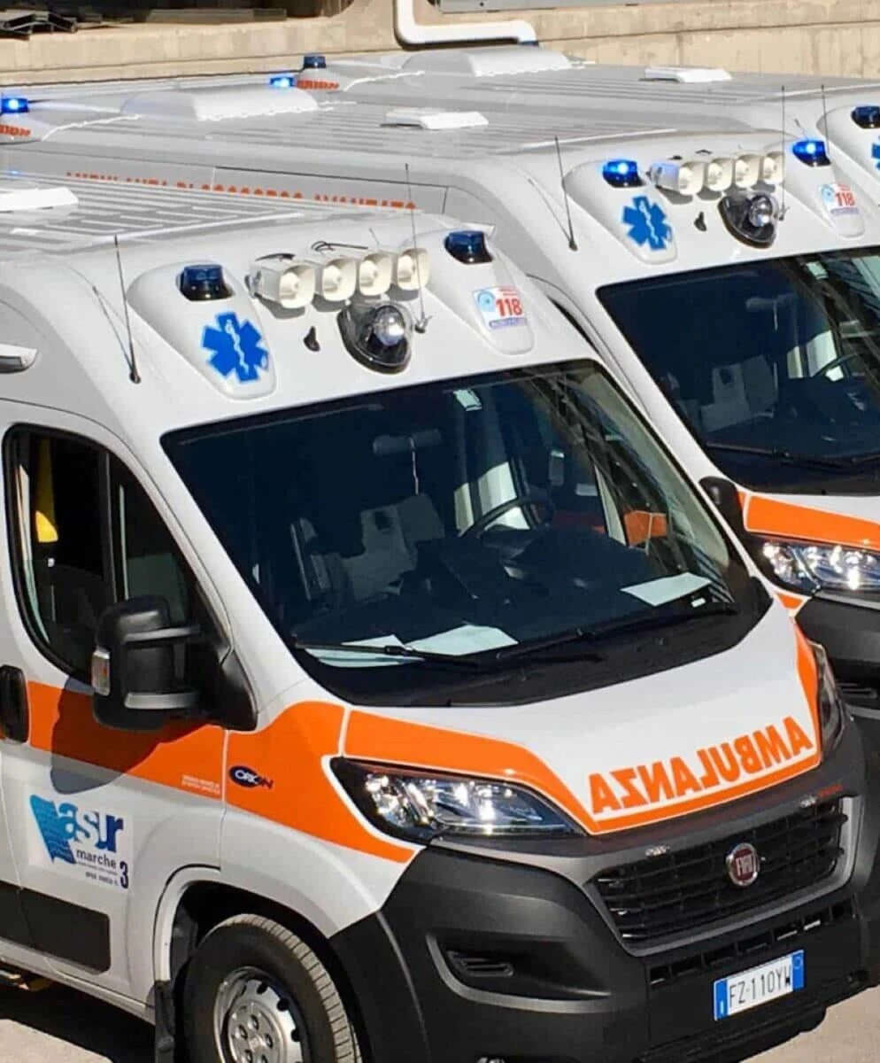 Ambulanza con lampeggianti accesi durante un intervento di emergenza