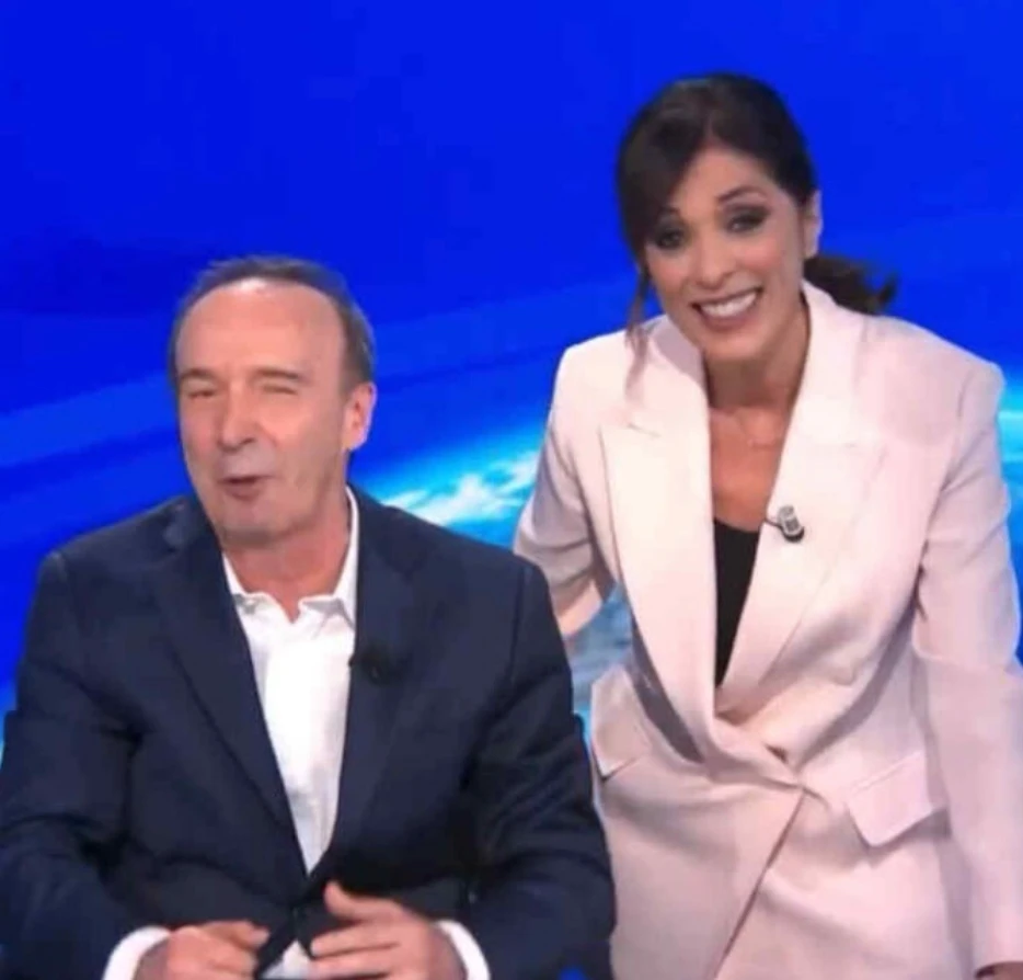 Roberto Benigni seduto alla scrivania del Tg1