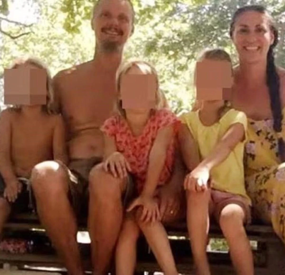 Immagine della famiglia nel bosco al centro del caso giudiziario e mediatico