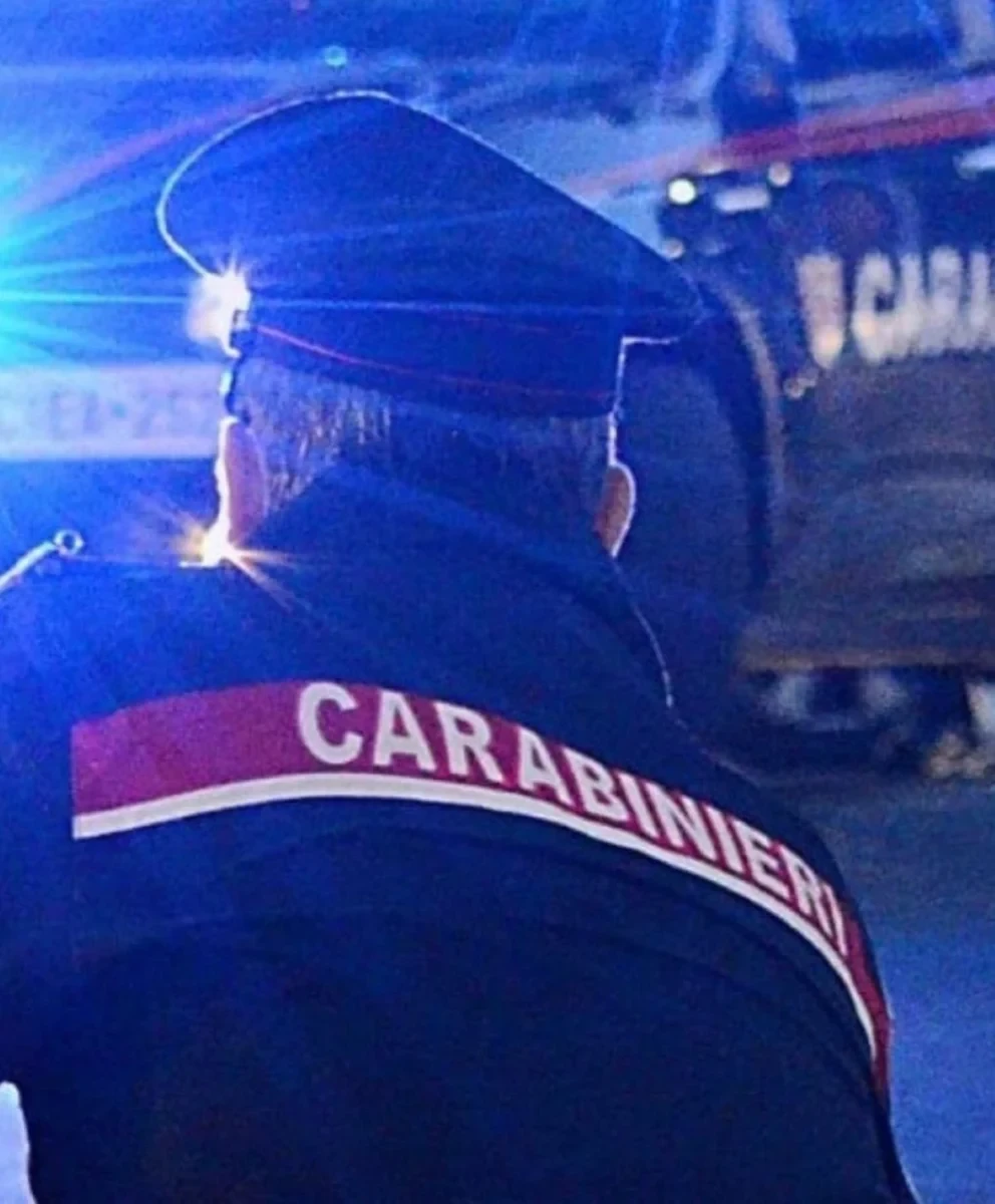 Carabinieri all'interno di un edificio durante un controllo