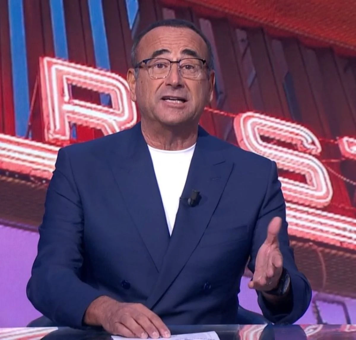Carlo Conti durante una conferenza stampa di presentazione di Sanremo 2026