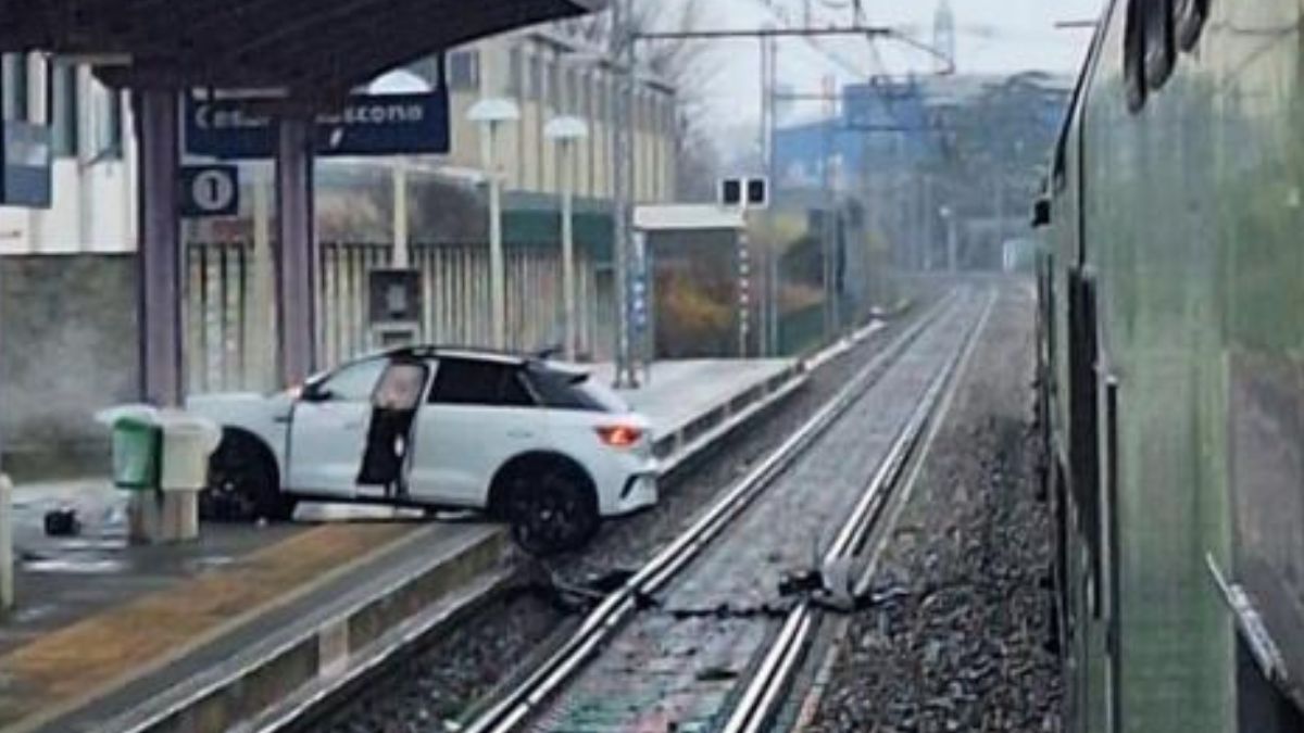 italia finisce con l8217auto sui binari treni in tilt tutto bloccato da Thesocialpost.it italia finisce con l8217auto sui binari treni in tilt tutto bloccato