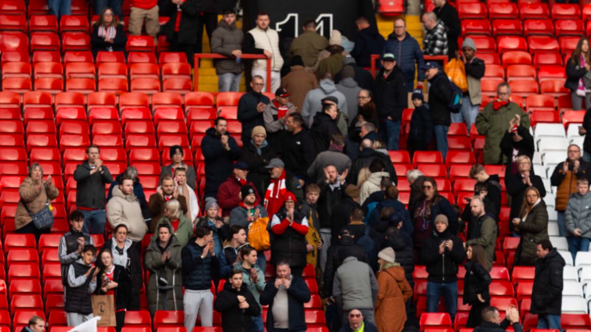 È morto allo stadio durante la partita! Si ferma tutto: tragedia È morto allo stadio durante la partita! Si ferma tutto: tragedia