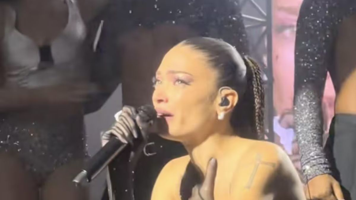 Elodie in lacrime durante il concerto, poi spiega tutto: “Mi devo fermare”. Cosa succede Elodie in lacrime durante il concerto, poi spiega tutto: “Mi devo fermare”. Cosa succede