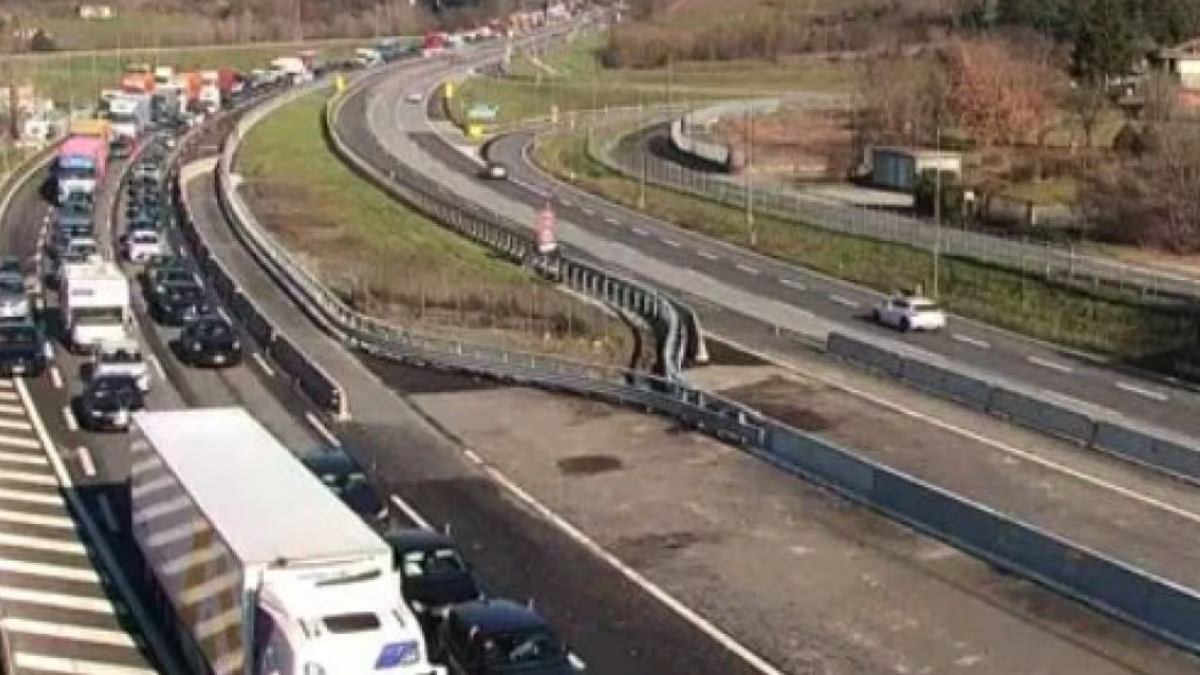 a26 nuovi disagi dopo la strage di ieri traffico in tilt da Thesocialpost.it a26 nuovi disagi dopo la strage di ieri traffico in tilt