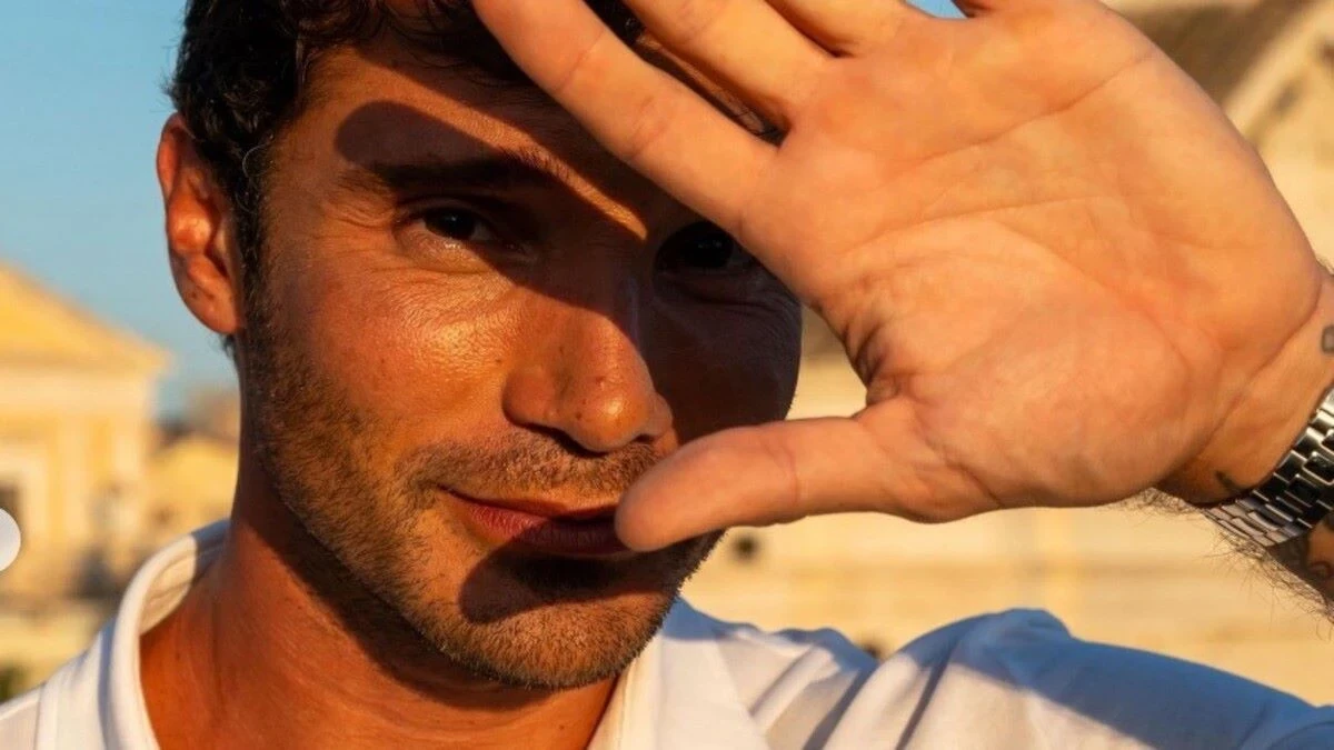 Stefano De Martino in uno scatto di backstage televisivo